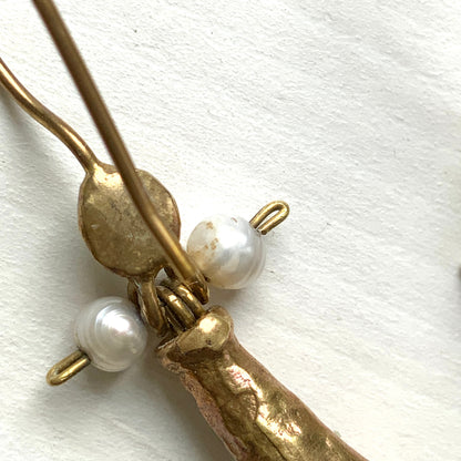 Earrings featuring a tapered gold-tone setting with vivid lime green glass. 円錐状のゴールドトーンに、鮮やかなライムグリーングラスが輝くピアス。 