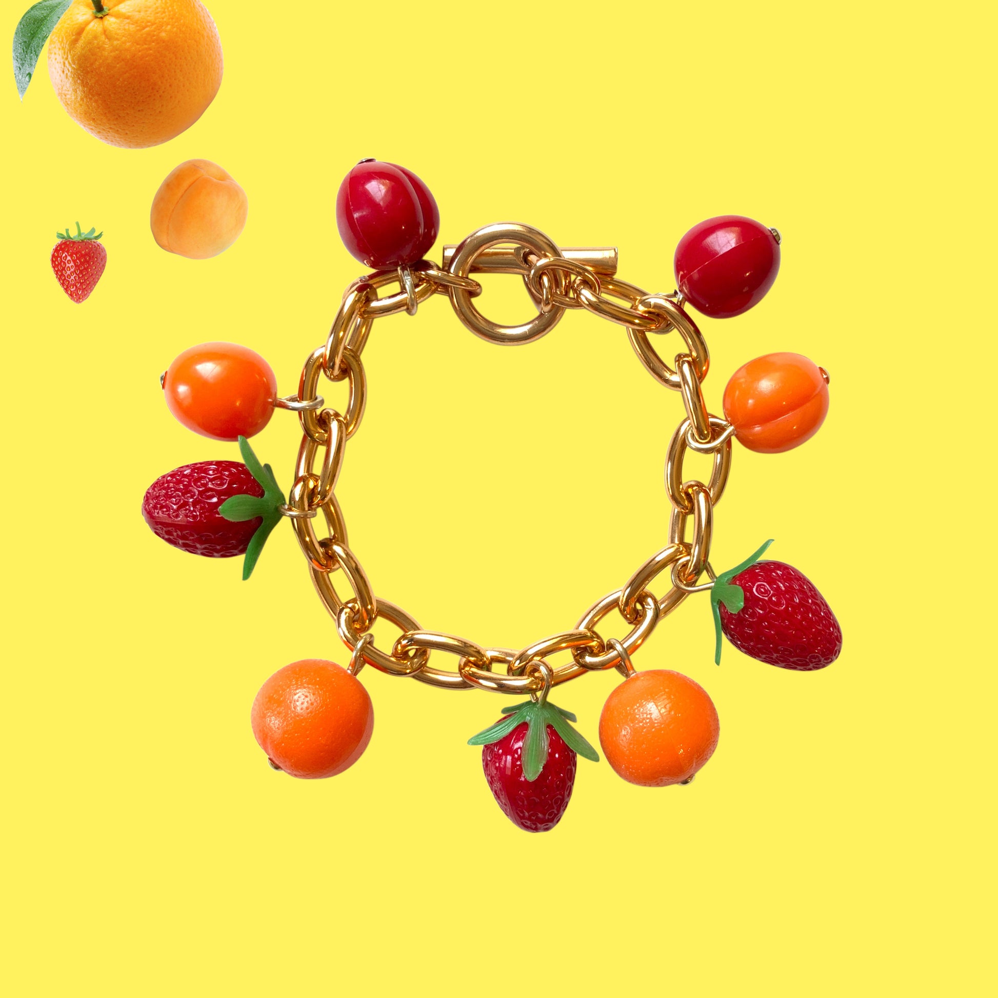A bracelet featuring plastic fruit charms. プラスチックのフルーツチャームのブレスレット。
