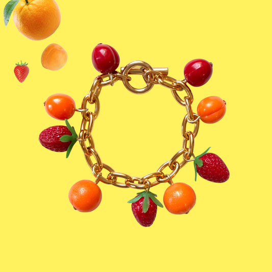 A bracelet featuring plastic fruit charms. プラスチックのフルーツチャームのブレスレット。