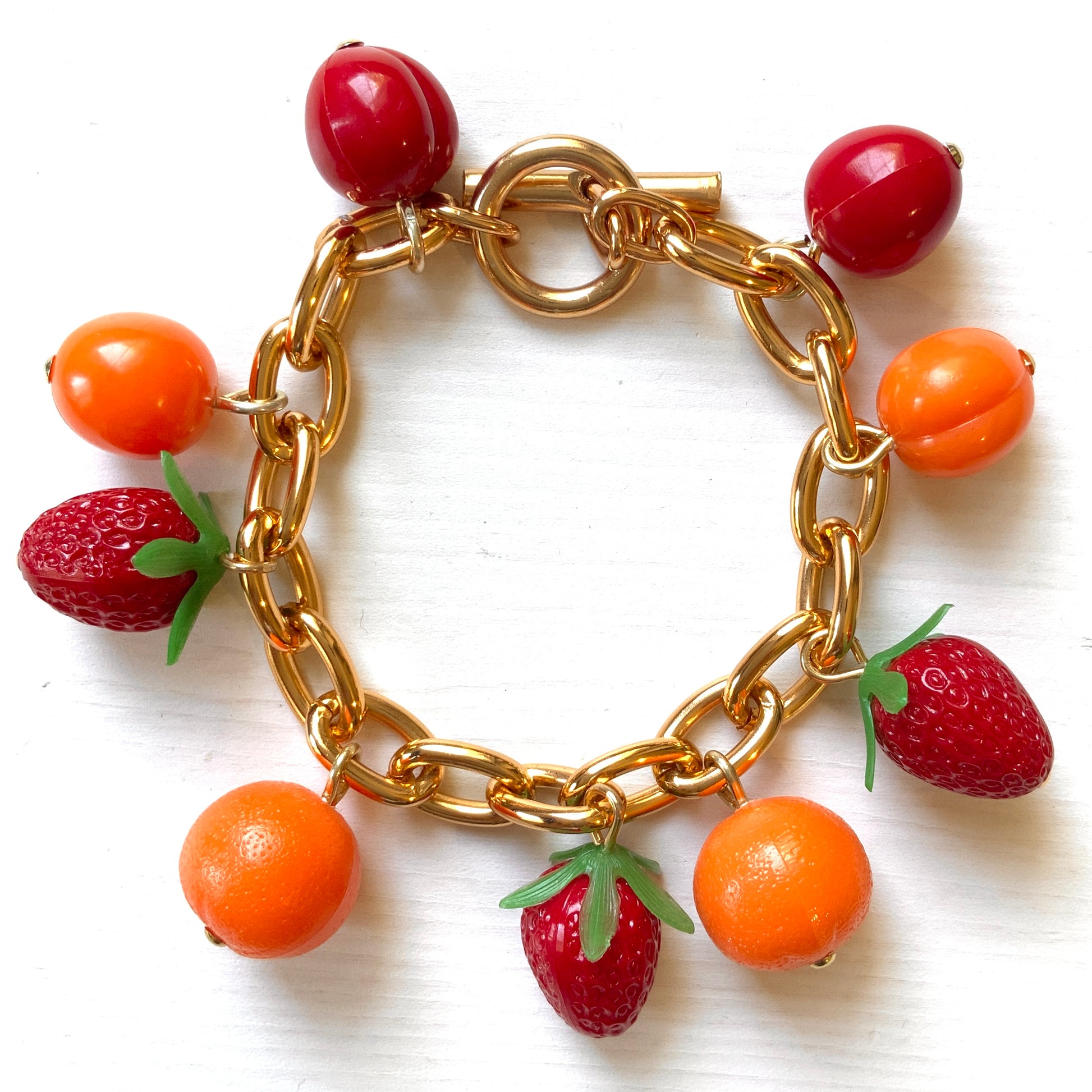 A bracelet featuring plastic fruit charms. プラスチックのフルーツチャームのブレスレット。
