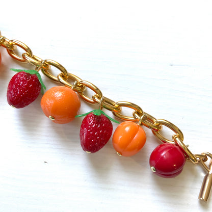 A bracelet featuring plastic fruit charms. プラスチックのフルーツチャームのブレスレット。