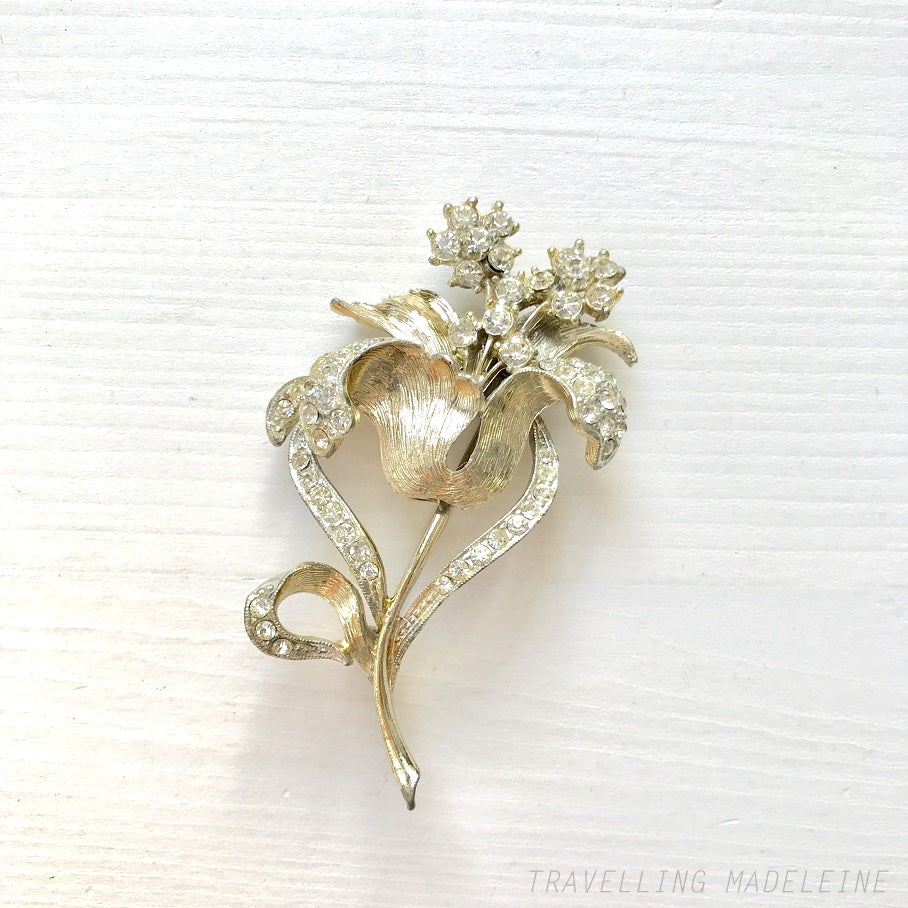 VINTAGE EXQUISITE Rhinestone + Silver Tone Flower Brooch