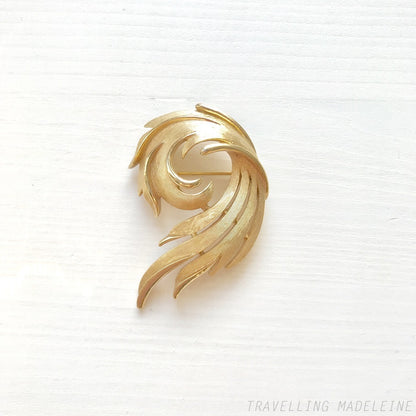 VINTAGE 1960's TRIFARI Gold Tone Swirl Leaf Brooch