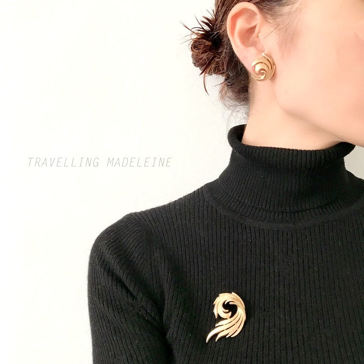 VINTAGE 1960's TRIFARI Gold Tone Swirl Leaf Brooch