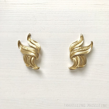 VINTAGE 1950-60's TRIFARI Gold Tone Long Leaf Clip Earrings