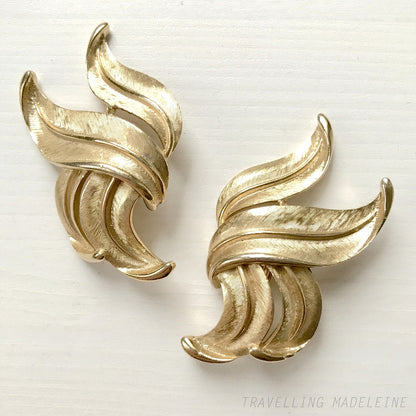 VINTAGE 1950-60's TRIFARI Gold Tone Long Leaf Clip Earrings