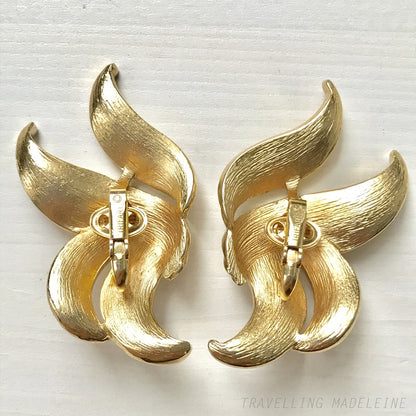 VINTAGE 1950-60's TRIFARI Gold Tone Long Leaf Clip Earrings