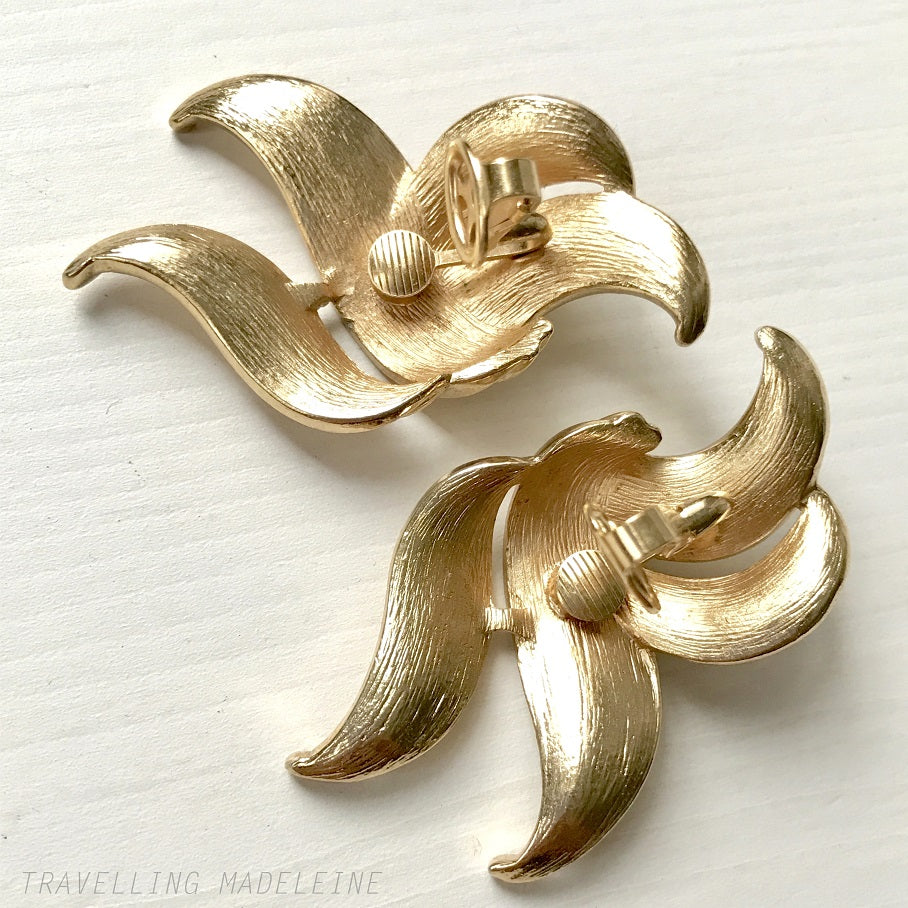 VINTAGE 1950-60's TRIFARI Gold Tone Long Leaf Clip Earrings