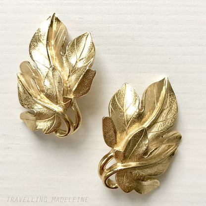 VINTAGE 1970-80's TRIFARI x KUNIO MATSUMOTO Gold Tone Maple Leaf Earrings