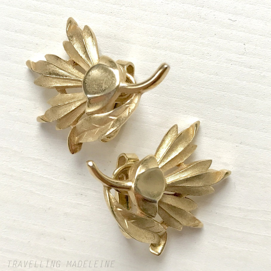 VINTAGE 1950’s TRIFARI Gold Tone Thistle Flower Clip Earrings