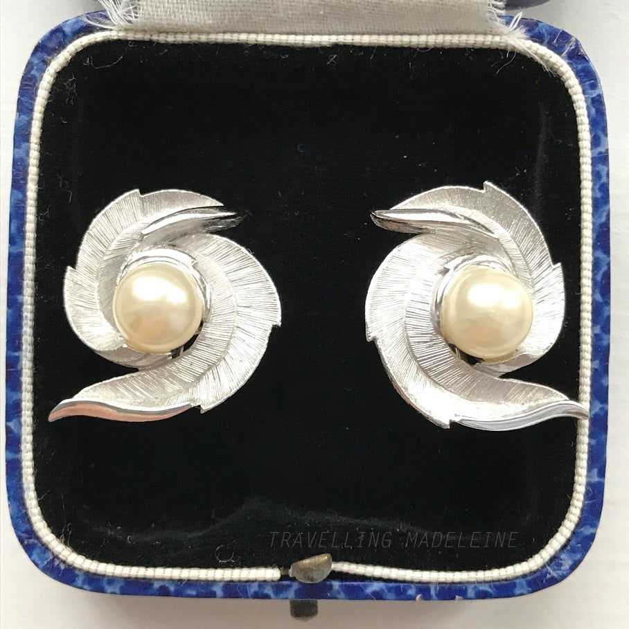 VINTAGE 1950-60's TRIFARI Silver Tone Swirl Leaves & Pearl Clip Earrings