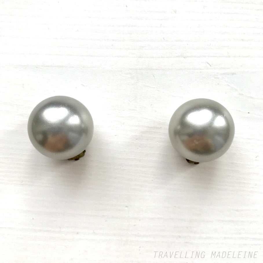 VINTAGE 1950’s Big Grey Pearl Clip Earrings