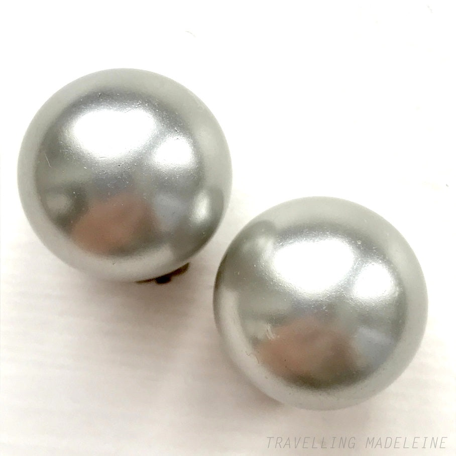 VINTAGE 1950’s Big Grey Pearl Clip Earrings