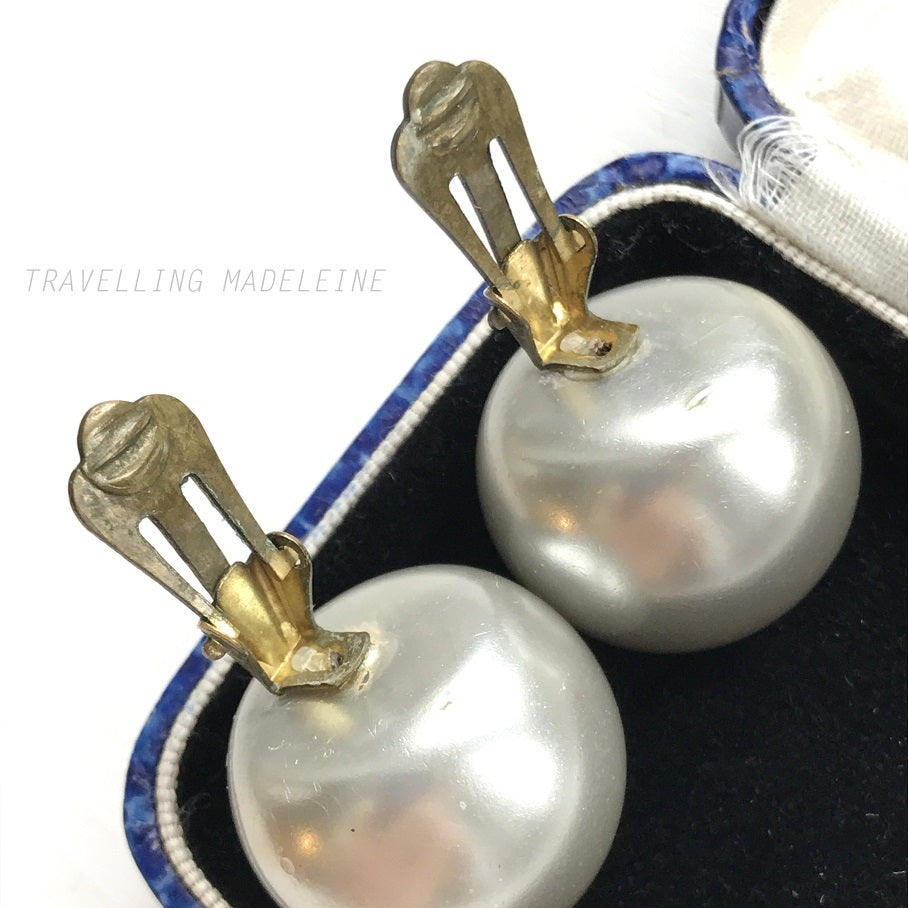 VINTAGE 1950’s Big Grey Pearl Clip Earrings