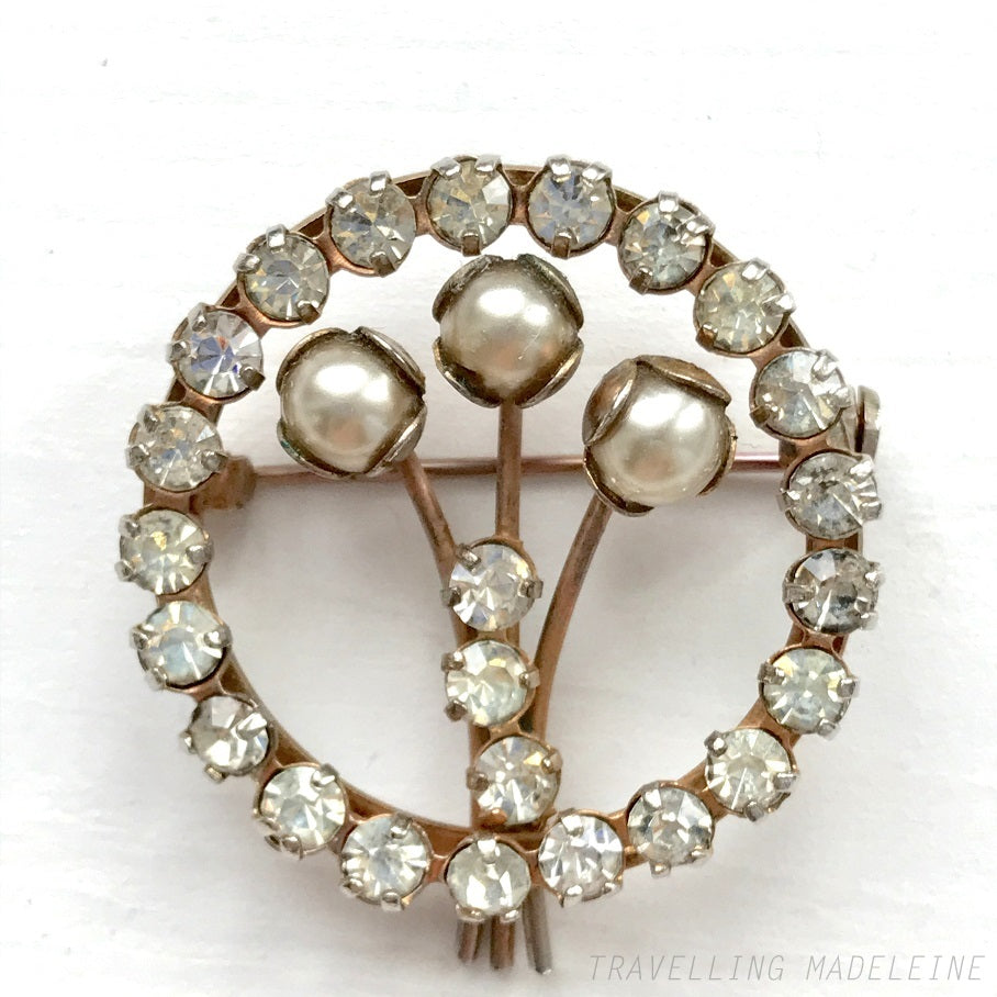 VINTAGE 1950's Grey Pearls & Rhinestone Wreath Brooch