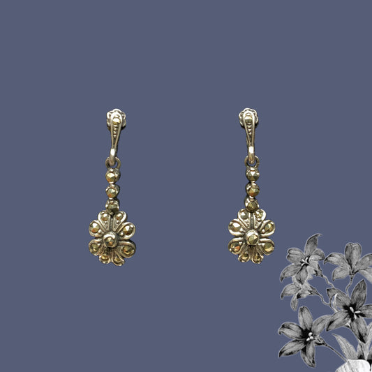 Believed to date from around the 1980s–90s, these silver earrings feature delicate floral motifs embellished with marcasite. 1980−90年代ごろと思われる、マーカサイトをあしらった小さなお花のシルバーピアス。