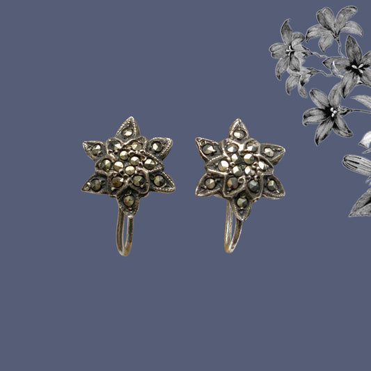A pair of small silver screw-back earrings from around the 1930s–40s, featuring delicate marcasite flowers. 1930-40年代ごろの、マーカサイトの小さなお花のシルバースクリューイヤリング。 