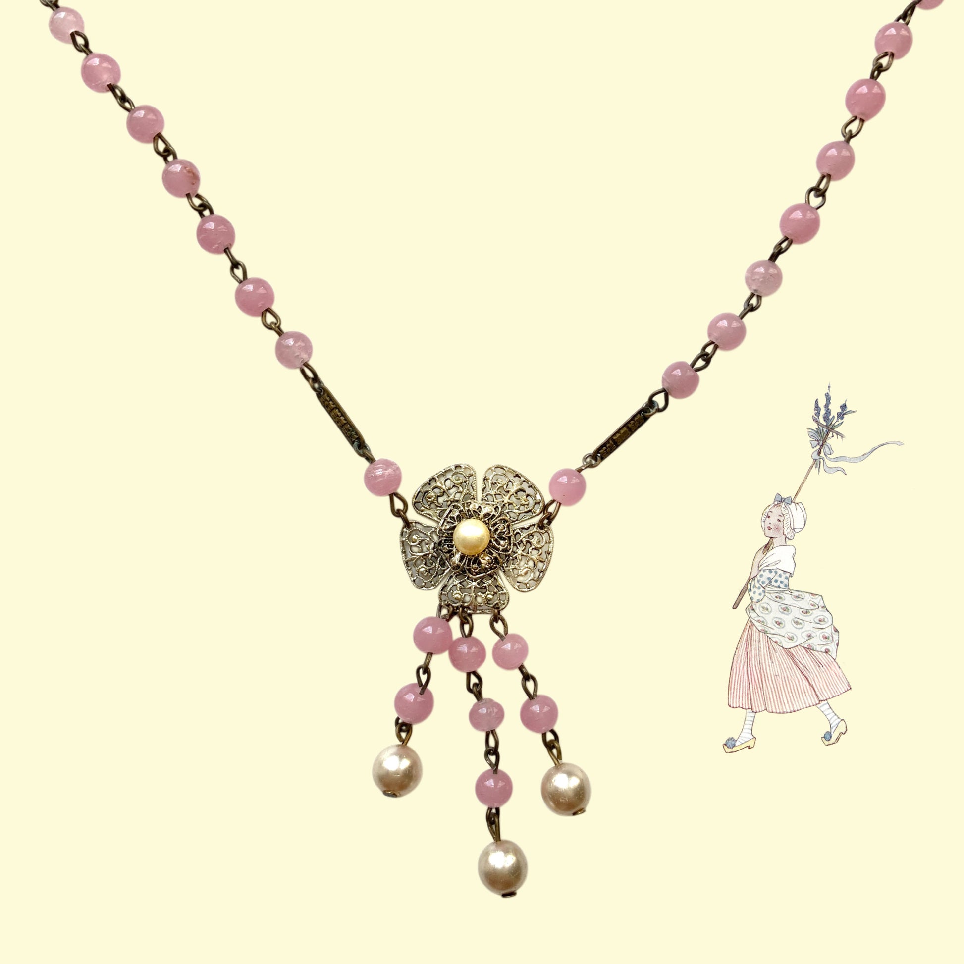 Vintage 1930s necklace featuring pink glass beads and a delicate filigree flower motif.ピンクグラスビーズと繊細なフィリグリーのお花が美しい、1930年代のヴィンテージネックレス。 