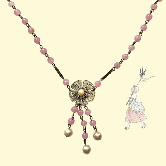Vintage 1930s necklace featuring pink glass beads and a delicate filigree flower motif.ピンクグラスビーズと繊細なフィリグリーのお花が美しい、1930年代のヴィンテージネックレス。 
