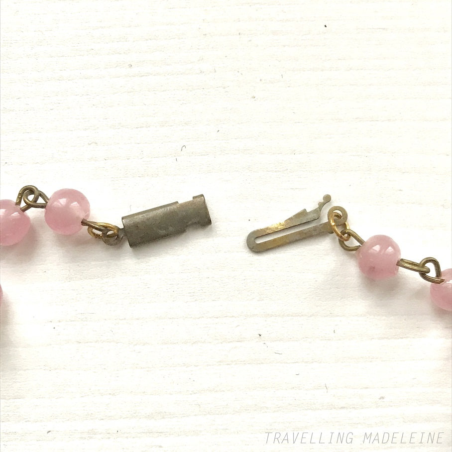 Vintage 1930s necklace featuring pink glass beads and a delicate filigree flower motif.ピンクグラスビーズと繊細なフィリグリーのお花が美しい、1930年代のヴィンテージネックレス。 