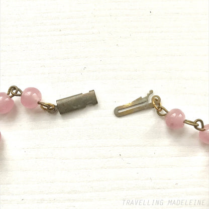 Vintage 1930s necklace featuring pink glass beads and a delicate filigree flower motif.ピンクグラスビーズと繊細なフィリグリーのお花が美しい、1930年代のヴィンテージネックレス。 