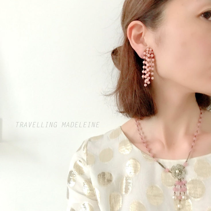 Vintage 1930s necklace featuring pink glass beads and a delicate filigree flower motif.ピンクグラスビーズと繊細なフィリグリーのお花が美しい、1930年代のヴィンテージネックレス。 