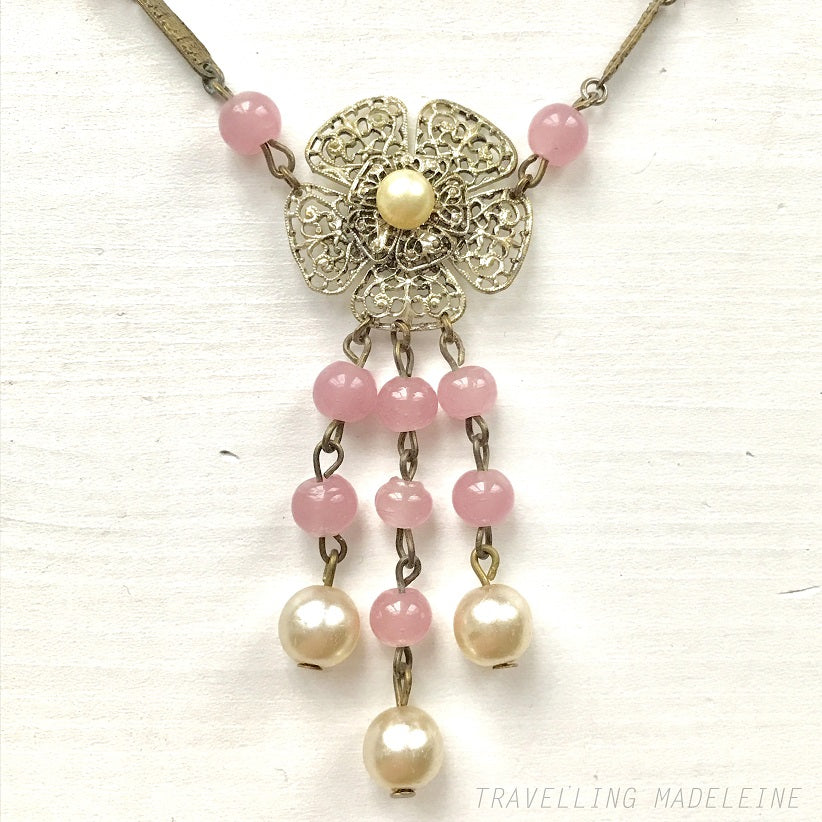 Vintage 1930s necklace featuring pink glass beads and a delicate filigree flower motif.ピンクグラスビーズと繊細なフィリグリーのお花が美しい、1930年代のヴィンテージネックレス。 