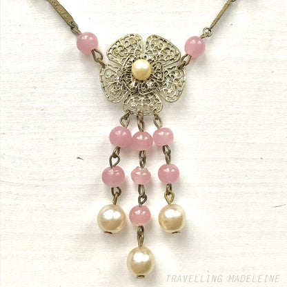 Vintage 1930s necklace featuring pink glass beads and a delicate filigree flower motif.ピンクグラスビーズと繊細なフィリグリーのお花が美しい、1930年代のヴィンテージネックレス。 
