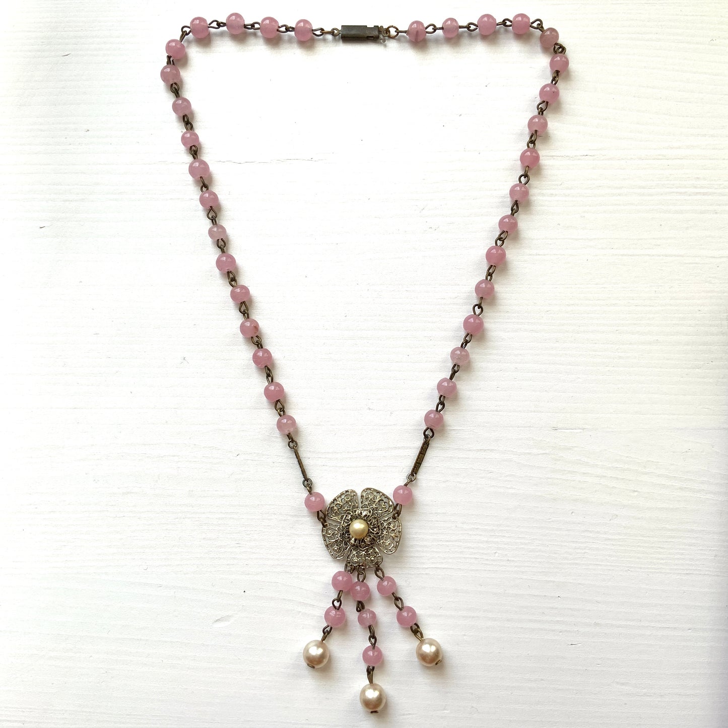 Vintage 1930s necklace featuring pink glass beads and a delicate filigree flower motif.ピンクグラスビーズと繊細なフィリグリーのお花が美しい、1930年代のヴィンテージネックレス。 