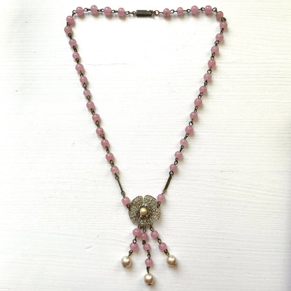 Vintage 1930s necklace featuring pink glass beads and a delicate filigree flower motif.ピンクグラスビーズと繊細なフィリグリーのお花が美しい、1930年代のヴィンテージネックレス。 