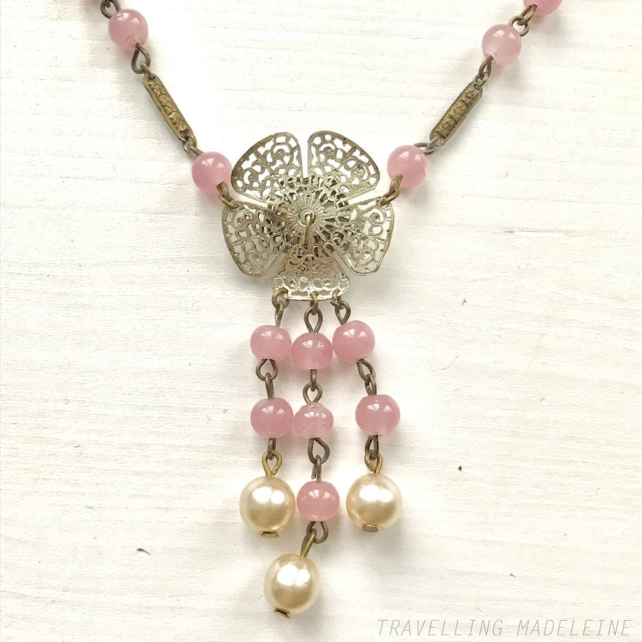 Vintage 1930s necklace featuring pink glass beads and a delicate filigree flower motif.ピンクグラスビーズと繊細なフィリグリーのお花が美しい、1930年代のヴィンテージネックレス。 
