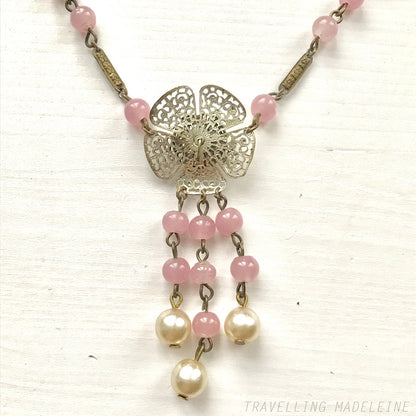 Vintage 1930s necklace featuring pink glass beads and a delicate filigree flower motif.ピンクグラスビーズと繊細なフィリグリーのお花が美しい、1930年代のヴィンテージネックレス。 