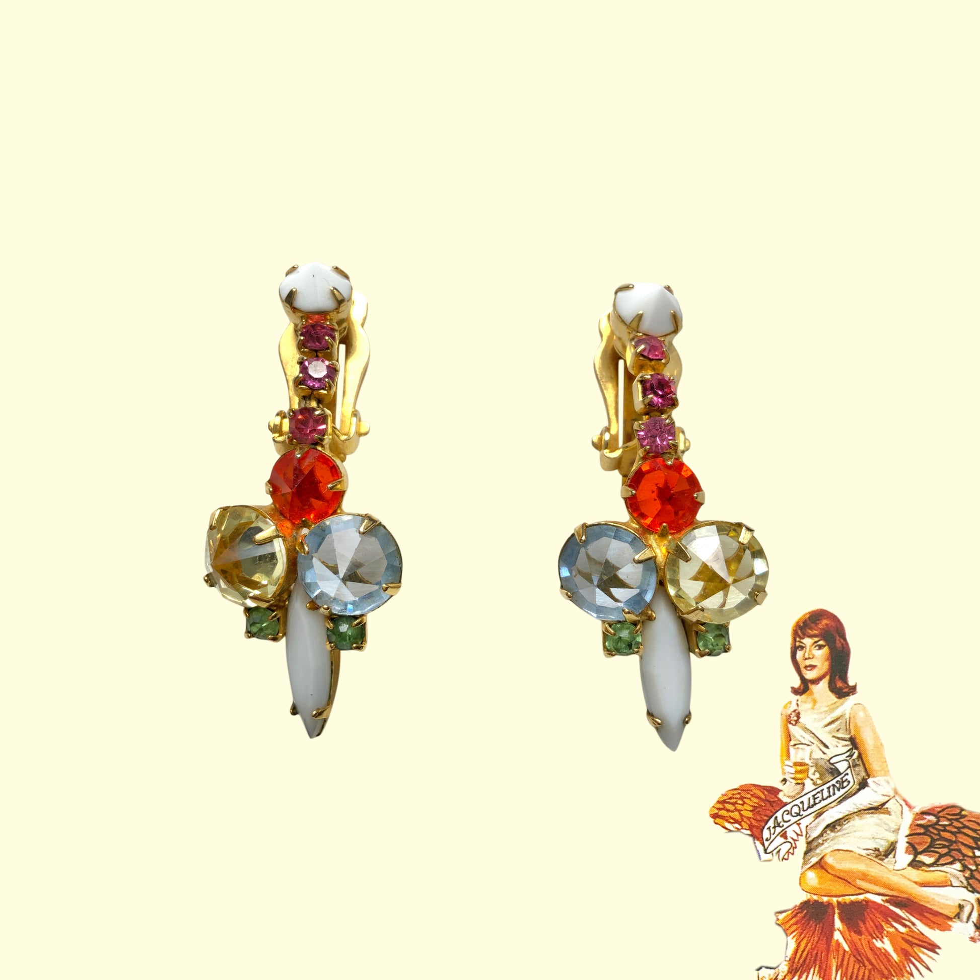 Vintage clip-on earrings featuring a combination of pastel-coloured glass stones and milk glass. パステルカラーのガラスとミルクグラスを組み合わせたヴィンテージのクリップイヤリング。