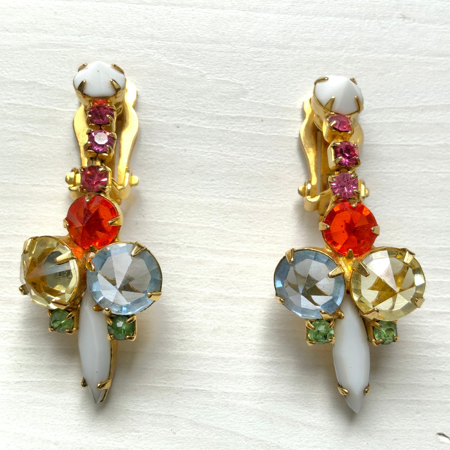Vintage clip-on earrings featuring a combination of pastel-coloured glass stones and milk glass. パステルカラーのガラスとミルクグラスを組み合わせたヴィンテージのクリップイヤリング。