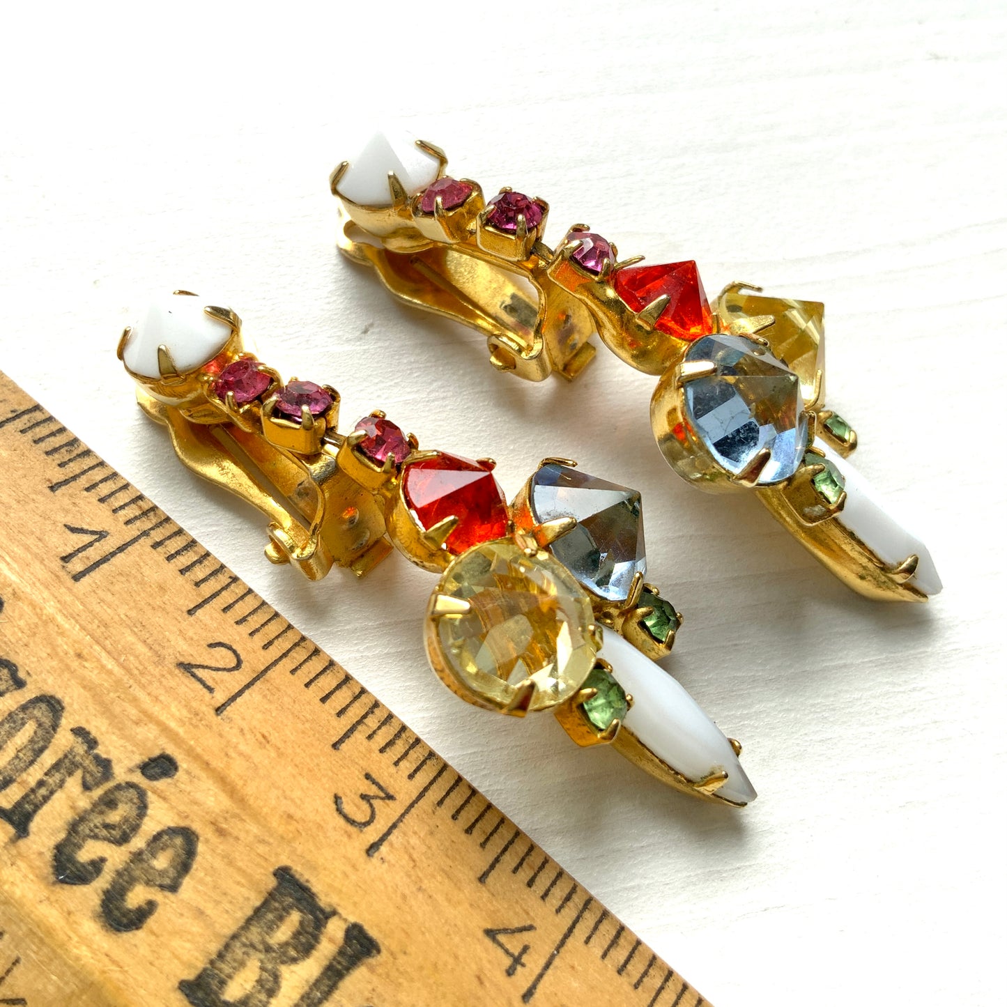 Vintage clip-on earrings featuring a combination of pastel-coloured glass stones and milk glass. パステルカラーのガラスとミルクグラスを組み合わせたヴィンテージのクリップイヤリング。