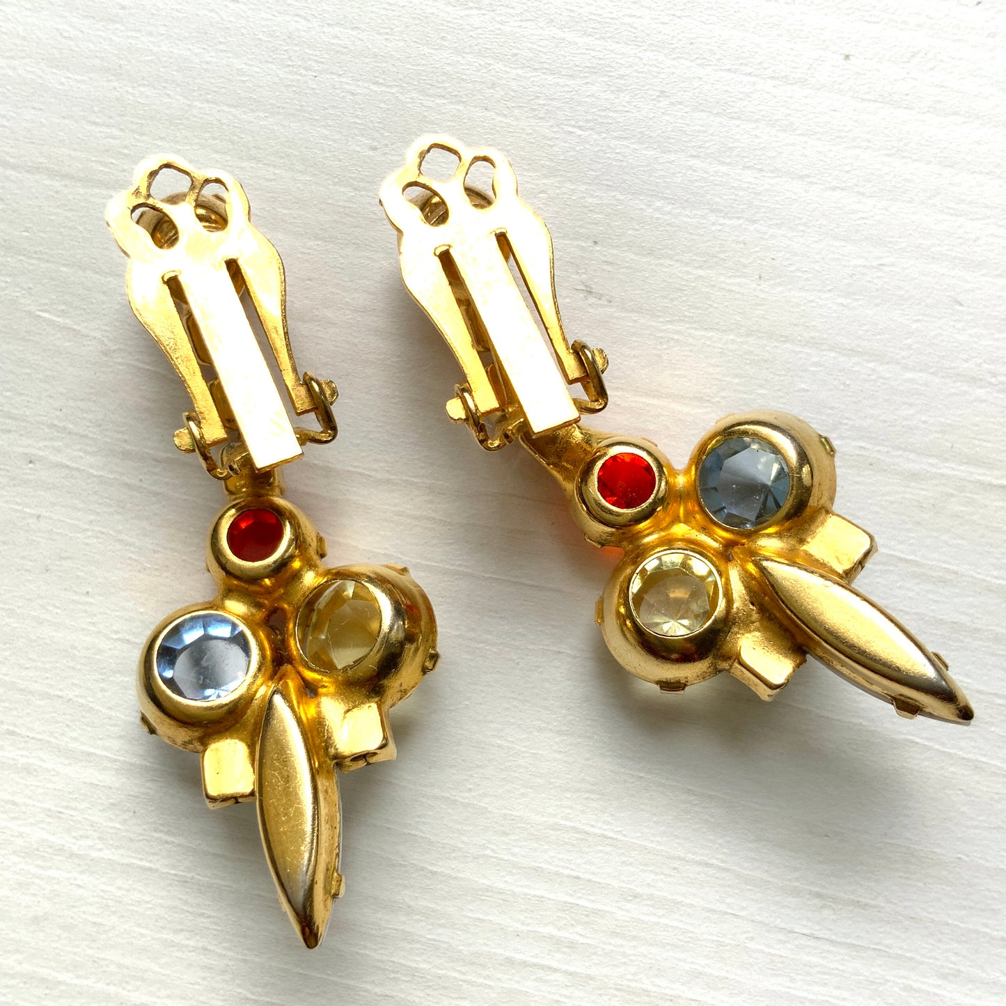 Vintage clip-on earrings featuring a combination of pastel-coloured glass stones and milk glass. パステルカラーのガラスとミルクグラスを組み合わせたヴィンテージのクリップイヤリング。