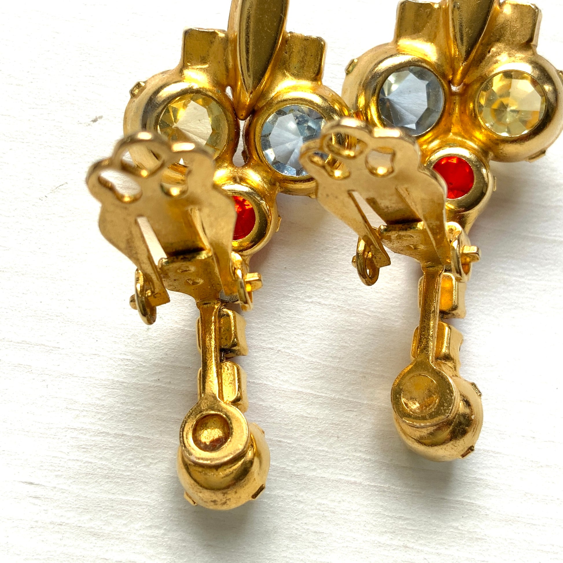 Vintage clip-on earrings featuring a combination of pastel-coloured glass stones and milk glass. パステルカラーのガラスとミルクグラスを組み合わせたヴィンテージのクリップイヤリング。