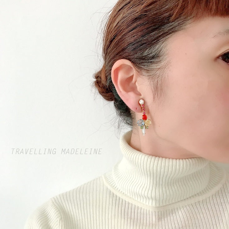 Vintage clip-on earrings featuring a combination of pastel-coloured glass stones and milk glass. パステルカラーのガラスとミルクグラスを組み合わせたヴィンテージのクリップイヤリング。