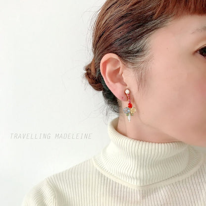 Vintage clip-on earrings featuring a combination of pastel-coloured glass stones and milk glass. パステルカラーのガラスとミルクグラスを組み合わせたヴィンテージのクリップイヤリング。