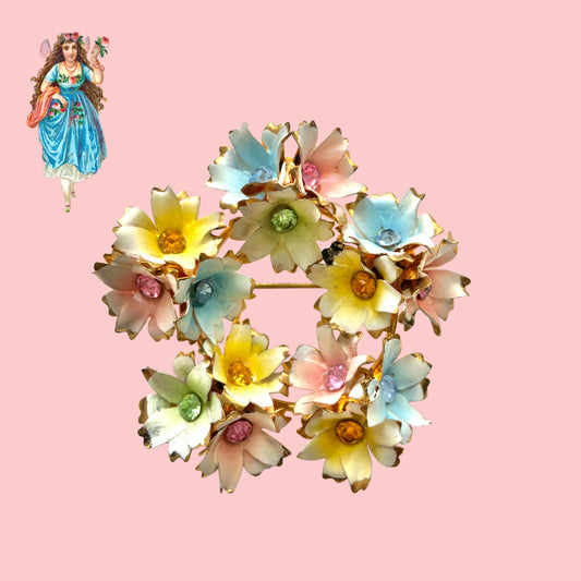 Vintage 1950s brooch featuring pastel enamel flowers arranged in a wreath design. パステルカラーのエナメルフラワーをリース状にあしらった、1950年代のヴィンテージブローチ。