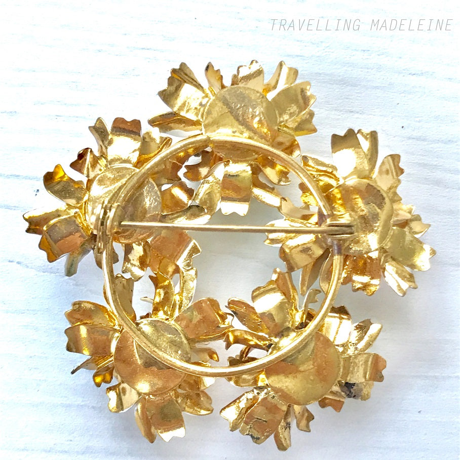 Vintage 1950s brooch featuring pastel enamel flowers arranged in a wreath design. パステルカラーのエナメルフラワーをリース状にあしらった、1950年代のヴィンテージブローチ。