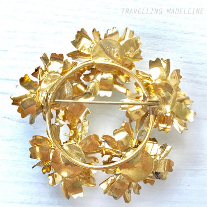 Vintage 1950s brooch featuring pastel enamel flowers arranged in a wreath design. パステルカラーのエナメルフラワーをリース状にあしらった、1950年代のヴィンテージブローチ。