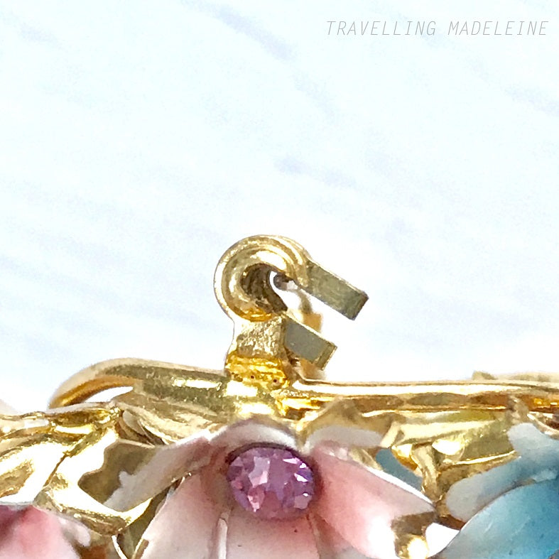 Vintage 1950s brooch featuring pastel enamel flowers arranged in a wreath design. パステルカラーのエナメルフラワーをリース状にあしらった、1950年代のヴィンテージブローチ。