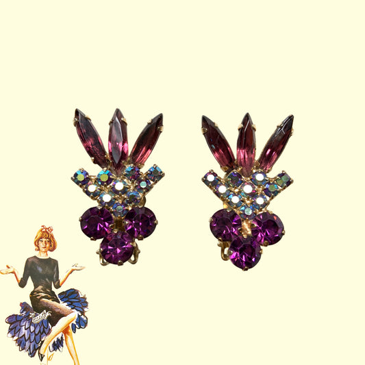 Vintage clip-on earrings featuring amethyst-coloured rhinestones and blue-toned aurora borealis stones.  アメジストカラーのラインストーンとブルーベースのオーロラストーンを組み合わせたヴィンテージのクリップイヤリング。 