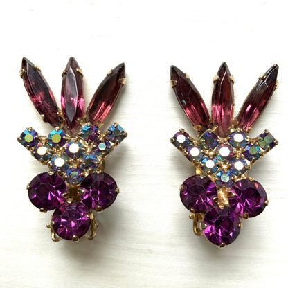 Vintage clip-on earrings featuring amethyst-coloured rhinestones and blue-toned aurora borealis stones.  アメジストカラーのラインストーンとブルーベースのオーロラストーンを組み合わせたヴィンテージのクリップイヤリング。 