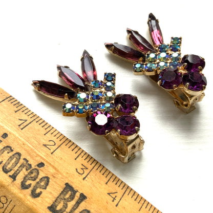 Vintage clip-on earrings featuring amethyst-coloured rhinestones and blue-toned aurora borealis stones.  アメジストカラーのラインストーンとブルーベースのオーロラストーンを組み合わせたヴィンテージのクリップイヤリング。 