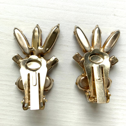 Vintage clip-on earrings featuring amethyst-coloured rhinestones and blue-toned aurora borealis stones.  アメジストカラーのラインストーンとブルーベースのオーロラストーンを組み合わせたヴィンテージのクリップイヤリング。 