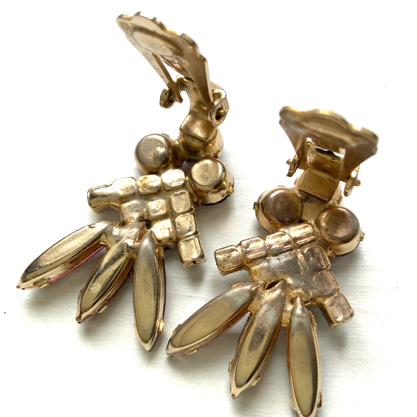 Vintage clip-on earrings featuring amethyst-coloured rhinestones and blue-toned aurora borealis stones.  アメジストカラーのラインストーンとブルーベースのオーロラストーンを組み合わせたヴィンテージのクリップイヤリング。 