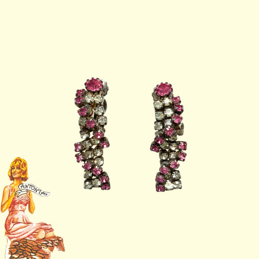 Vintage clip-on earrings featuring pink and clear rhinestones. ピンクとクリアのラインストーンを組み合わせたヴィンテージのクリップイヤリング。