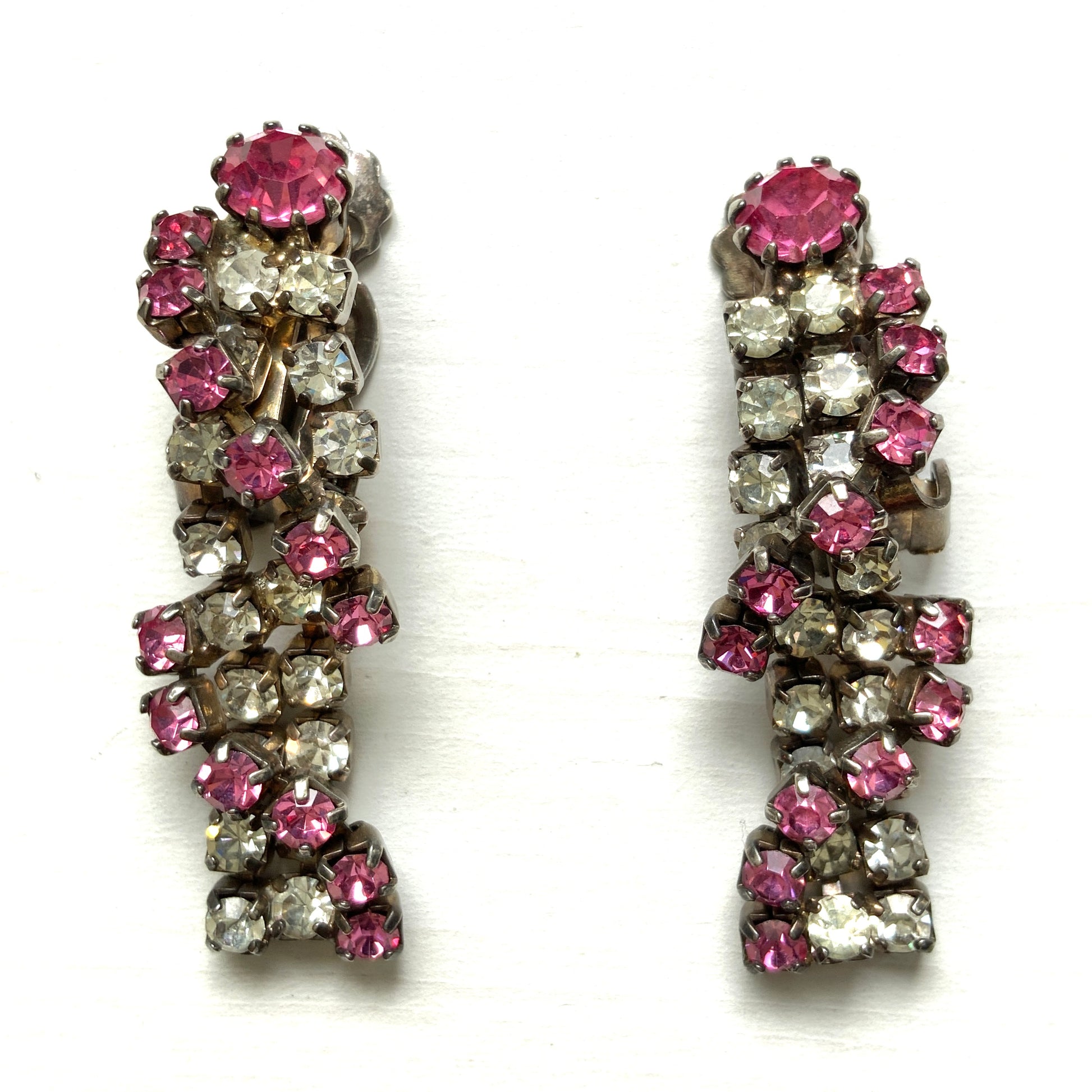 Vintage clip-on earrings featuring pink and clear rhinestones. ピンクとクリアのラインストーンを組み合わせたヴィンテージのクリップイヤリング。